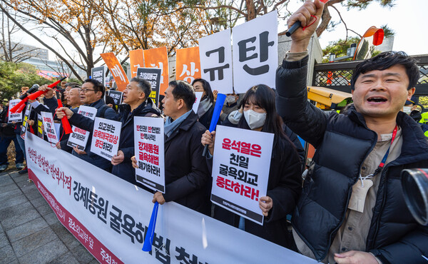 정부가 '제3자 변제' 방식의 일제 강제노역 피해배상을 핵심으로 한 해법을 공식 발표한 6일 오전, '역사 정의와 평화로운 한일관계를 이한 공동행동' 회원들이 서울 종로구 외교부 청사 앞에서 긴급 항의 행동을 벌이고 있다.  2023.3.6 연합뉴스