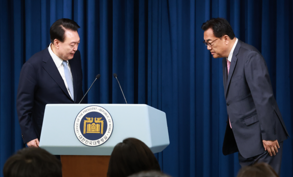 윤석열 대통령이 4월22일 서울 용산 대통령실 청사에서 열린 인사브리핑에서 신임 대통령 비서실장으로 임명된 국민의힘 정진석 의원에게 마이크를 넘기며 인사하고 있다. 연합뉴스