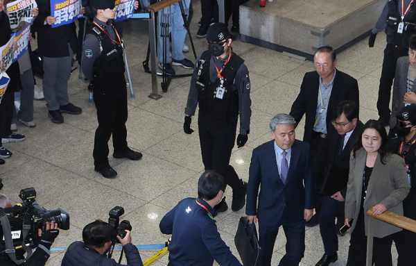 해병대 채모 상병 순직 사건 외압 의혹으로 수사받는 이종섭 주호주 대사가 3월21일 인천 영종도 인천국제공항 제1터미널을 통해 귀국하고 있다. 연합뉴스