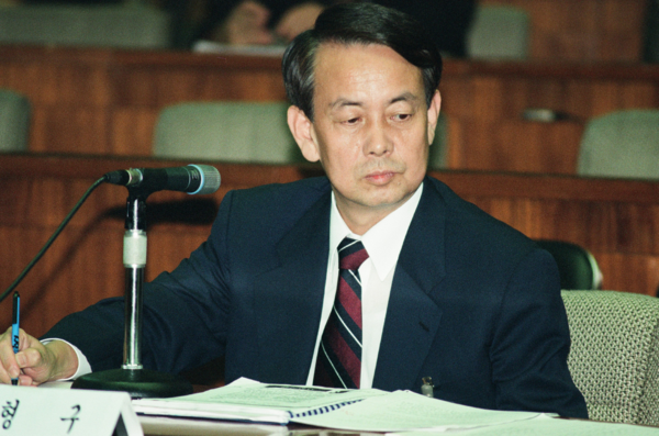 지난 1999년 8월27일 국회 '조폐공사 파업유도 국정조사 특위'의 핵심인물인 진형구 전 대검찰청 공안부장이 의원 질의에 답변하고 있는 모습. 연합뉴스.