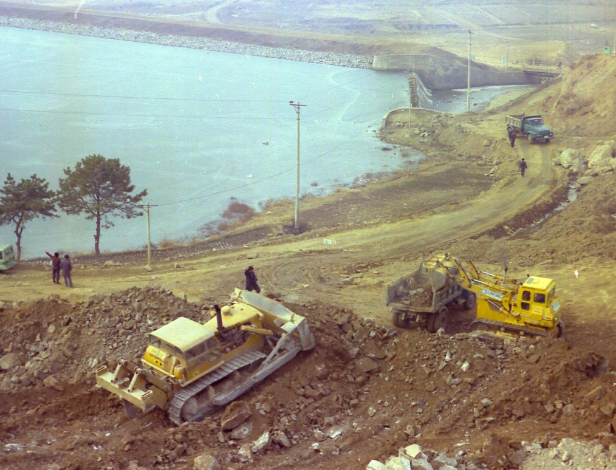 1979년 1월 29일 서울대공원 공사 현장 모습. 중장비들이 동원돼 터닦기 작업을 하고 있다. (서울기록원 제공)