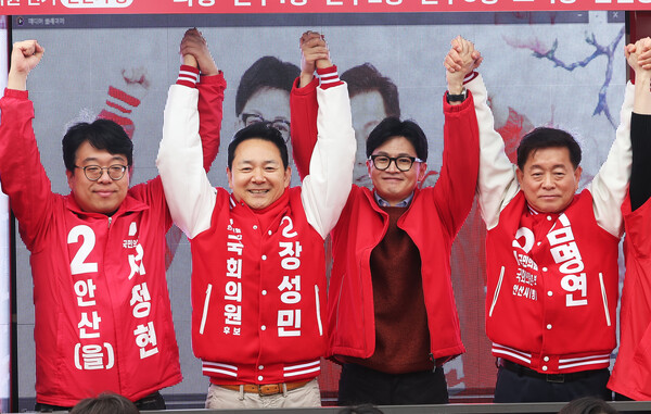 국민의힘 한동훈 비상대책위원장 겸 총괄 선거대책위원장이 29일 오후 경기도 안산시 단원구 선부광장에서 안삽갑 장성민, 안산을 서정현, 안산병 김명연 후보와 함께 지지를 호소하고 있다. 2024.3.29. 연합뉴스