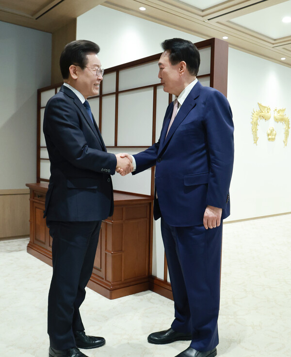 윤석열 대통령이 29일 서울 용산 대통령실에서 열린 영수회담에서 집무실에 도착한 더불어민주당 이재명 대표를 맞이하며 악수하고 있다. 2024.4.29. 연합뉴스