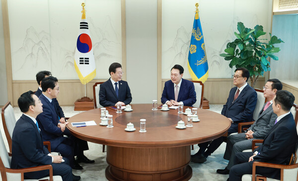 윤석열 대통령과 더불어민주당 이재명 대표가 29일 서울 용산 대통령실 집무실에서 영수회담을 하고 있다. 2024.4.29. 연합뉴스