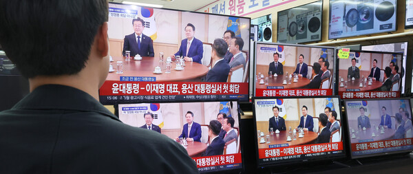 29일 서울 용산 전자상가 매장에 윤석열 대통령과 더불어민주당 이재명 대표의 회담 장면이 TV로 보도되고 있다. 2024.4.29. 연합뉴스