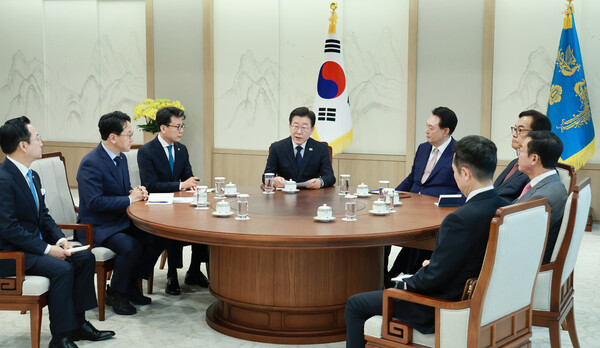 윤석열 대통령이 29일 서울 용산 대통령실 집무실에서 열린 더불어민주당 이재명 대표와의 영수회담에서 이 대표의 발언을 듣고 있다. 2024.4.29. 연합뉴스