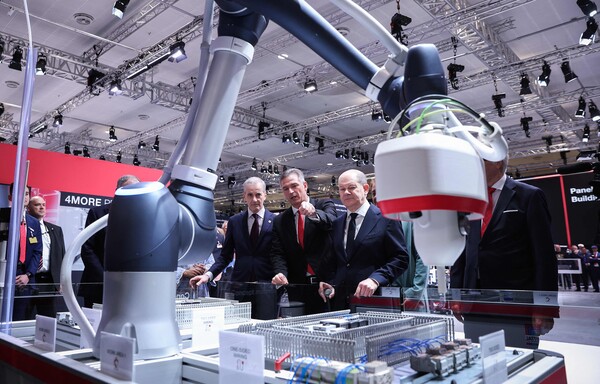 요나스 가르 스퇴레 노르웨이 총리, 마크쿠스 아쉬 리탈 CEO, 올라프 숄츠 독일 총리(왼쪽부터)가 22일 하노버 테크놀러지 박람회 개막 투어 도중 배전 기어와 IT 인프라를 제조하는 독일의 리탈 부스에 들렀다.  2024. 04. 22 AFP 연합뉴스