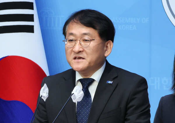 조국혁신당 차규근 당선인이 30일 국회 소통관에서 수원지검 ‘술자리 회유 진술 조작’ 의혹 관련 기자회견을 하고 있다. 2024.4.30. 연합뉴스