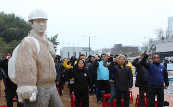 2018년 충남 태안화력발전소에서 끼임 사고로 숨진 청년 비정규직 노동자 고(故) 김용균 씨 5주기 현장추모제가 지난해 12월6일 태안화력 앞에서 열린 가운데 고인의 어머니인 김미숙 김용균재단 이사장(왼쪽 첫 번째) 등이 작업현장 안전을 촉구하는 구호를 외치고 있다.연합뉴스