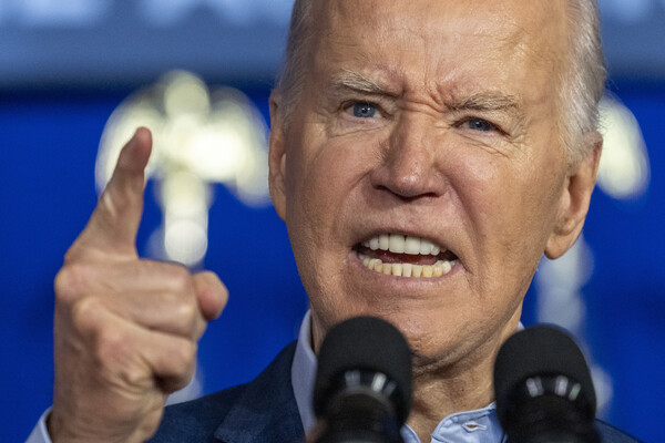 조 바이든 미국 대통령이 16일(현지시간) 펜실베이니아주 스크랜턴 문화센터에서 격정적인 표정으로 대선 유세를 하고 있다. 최근 바이든 대통령의 지지율은 경쟁자인 도널드 트럼프 전 대통령을 바짝 추격하고 있다. 2024.04.17. AP 연합뉴스