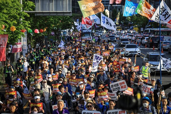 27일 오후 서울 중구 시청역~숭례문 앞 대로에서 '윤석열 퇴진! 김건희 특검! 제87차 촛불 대행진이 열리고 있다. 2024. 04. 27. 이호 작가