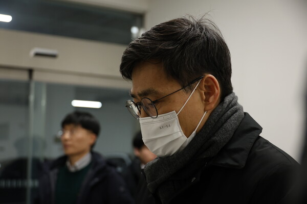 지난 1월 문재인 정부의 국가 통계 조작에 관여한 혐의를 받는 이문기 전 행정중심복합도시건설청장이 영장실질심사를 받기 위해 대전지법에 들어서고 있다. 이 전 청장의 영장은 기각됐다. 2024.1.8. 연합뉴스
