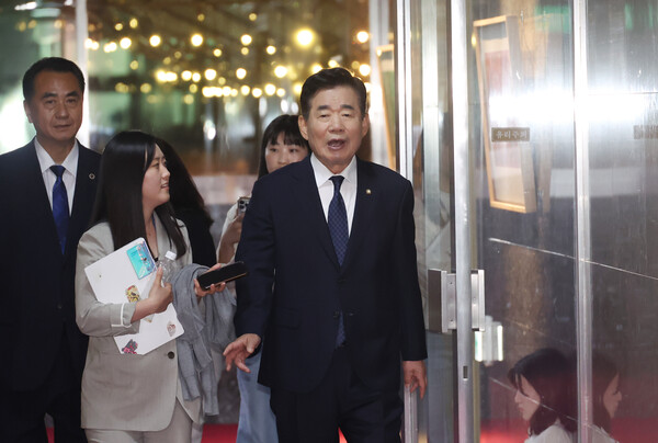 김진표 국회의장이 30일 국회 의장실에서 열리는 여야 원내대표 회동에 입장하고 있다. 2024.4.30 연합뉴스