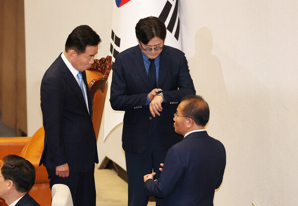 2일 국회에서 열린 본회의에서 '해병대 채상병 사망사건 수사외압 의혹 특별검사법' 상정을 두고 김진표 국회의장과 국민의힘 윤재옥 원내대표(오른쪽), 더불어민주당 홍익표 원내대표(가운데)가 대화하고 있다. 2024.5.2. 연합뉴스