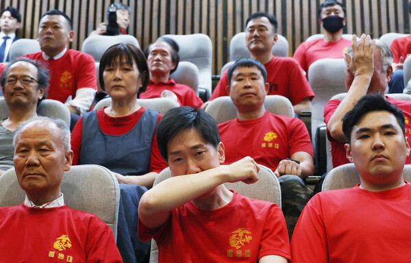 2일 국회에서 열린 본회의에서 '해병대 채상병 사망사건 수사외압 의혹 특별검사법'이 통과되자 방청석에 있던 해병대 예비역 연대 회원들이 눈물을 흘리고 있다 2024.5.2. 연합뉴스