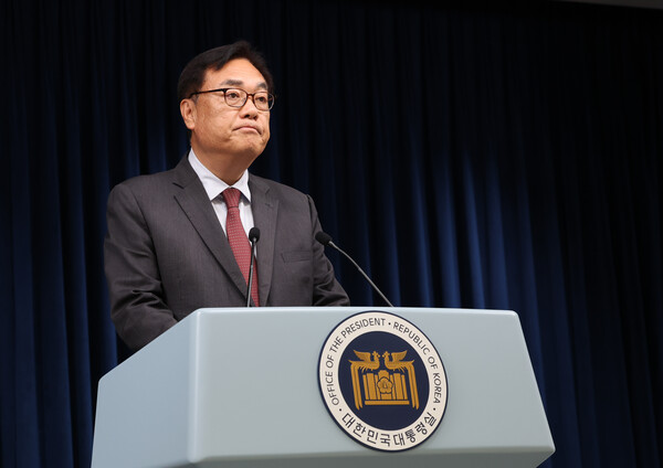 정진석 대통령 비서실장이 2일 서울 용산 대통령실 청사에서 야당 단독으로 국회에서 통과된 '채상병 특검법'에 대한 대통령실의 입장을 발표하며 굳은 표정을 짓고 있다. 2024.5.2. 연합뉴스