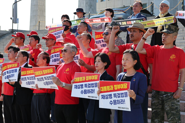 '채상병 특검법'이 더불어민주당 등 야당 단독으로 국회를 통과한 2일 오후 해병대예비역연대 회원들이 국회 본청 앞 계단에서 대통령과 여당에 특검법 수용을 촉구하며 구호를 외치고 있다. 2024.5.2. 연합뉴스