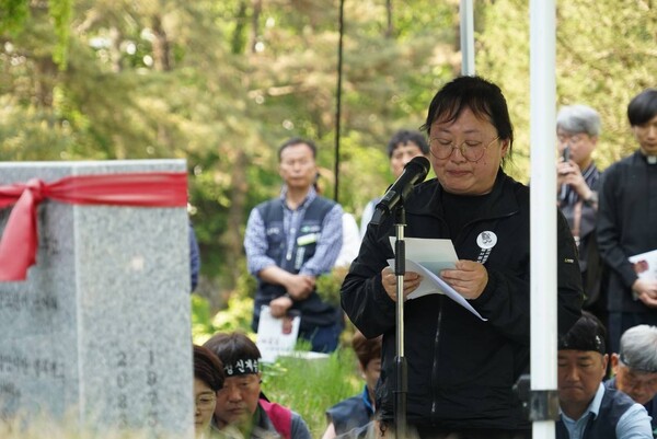 2일 경기 남양주시 마석 모란공원 민주열사묘역에서 거행된 '영원한 건설노동자 양회동 열사 1주기 추모제'에서 고인의 배우자인 김선희 씨가 추도사를 읽고 있다. 2024.5.2. 건설노조 제공