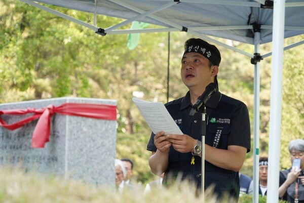 2일 경기 남양주시 마석 모란공원 민주열사묘역에서 거행된 '영원한 건설노동자 양회동 열사 1주기 추모제'에서 건설노조 강원건설지부 김현웅 사무국장이 추모편지를 낭독하다가 울고 있다. 2024.5.2. 건설노조 제공
