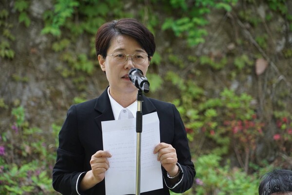 진보당 전종덕 당선인이 2일 경기 남양주시 마석 모란공원 민주열사묘역에서 거행된 '영원한 건설노동자 양회동 열사 1주기 추모제'에서 추도사를 읽고 있다. 2024.5.2. 건설노조 제공