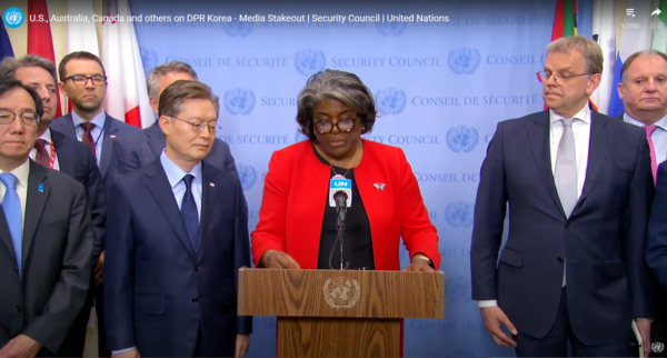 린다 토마스-그린필드 주유엔 미국 대사가 1일 유엔 안보리에서 대북 제재위 전문가 패널 종료와 관련한 49개국+유럽연합(EU)의 공동성명을 발표하고 있다. 토마스-그린필드 대사 왼쪽에서 황준국 대사가 원고를 바라보고 있다. 2024.5.1. 유엔 누리집 동영상 캡처