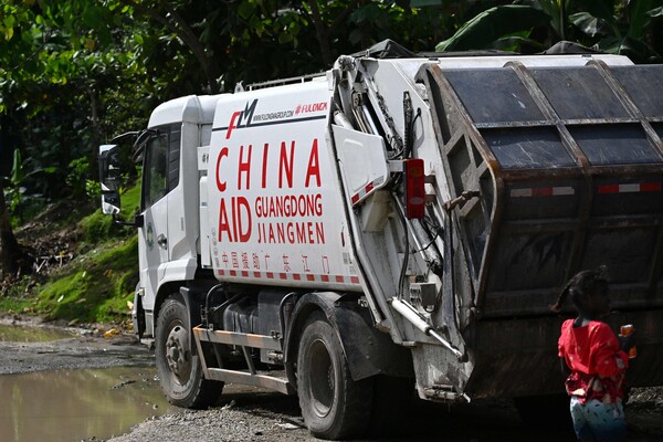   중국 정부가 선물한 청소차량이 솔로몬제도 수도인 호니아라를 돌고 있다. 2024. 04. 18 [AFP=연합뉴스] 