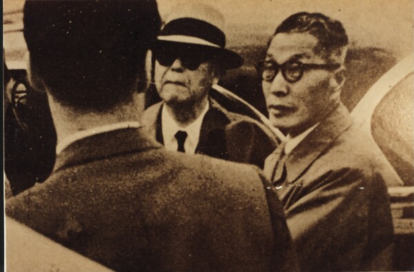 4.19혁명으로 하야한 이승만 대통령(가운데)이 60년 5월 하와이 망명 비행기에 오르기전 공항에서 쓸쓸한 표정을 짓고있는 모습. 연합뉴스 자료사진 1960.5