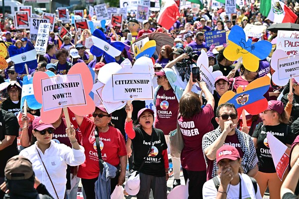 미국 캘리포니아주 로스앤젤레스에서 1일 노동절을 맞아 시민들이 시위를 벌이고 있다.  2024. 05. 01 [AFP=연합뉴스]