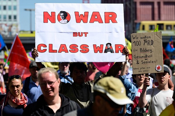 1일 노동절을 맞아 베를린에서 독일노조연맹(DGB) 주최 시위가 열리고 있다. 한 참석자가 "계급전쟁을 제외한 어떤 전쟁도 안 된다"는 글귀가 씌인 플래카드를 들고 있다. 2024. 05. 01. [AFP=연합뉴스]