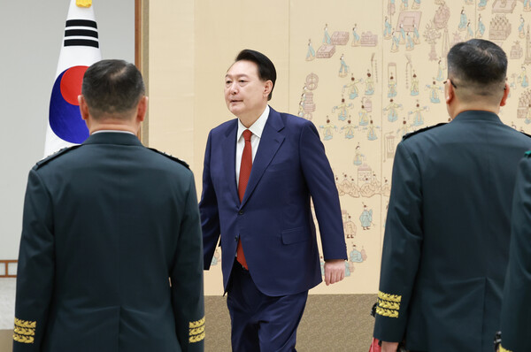 윤석열 대통령이 1일 서울 용산 대통령실 청사에서 열린 중장 진급·보직 신고 및 삼정검 수치 수여식을 마친 뒤 이동하고 있다. 2024.5.1. 연합뉴스