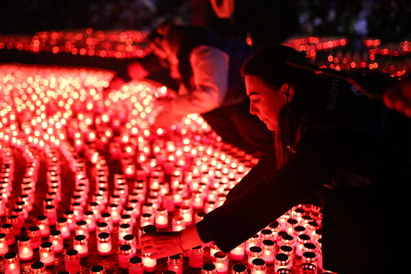 러시아 국가 추도일로 선포된 24일 테러가 발생한 모스크바 외곽 크로커스 시청 밖에서 한 시민이 촛불을 놓고 있다. 2024.3.24. TASS 연합뉴스 