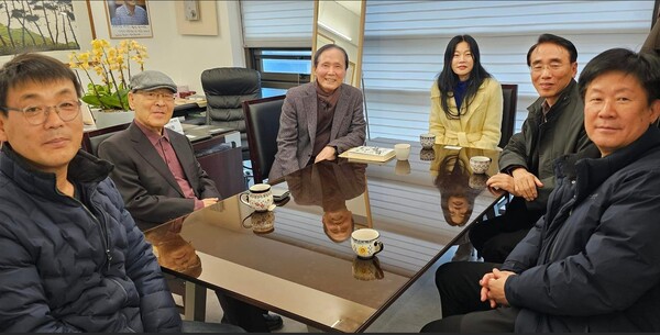 익천문화재단 길동무 사무실에서 송경동(왼쪽부터), 염무웅, 김판수, 백우인, 이봉수, 김용락. © 박현희