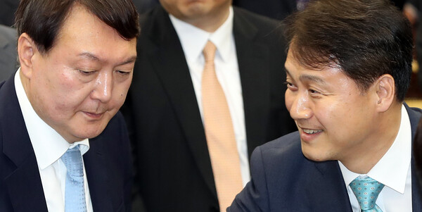 2017년 5월 22일 당시 김주현 전 대검찰청 차장검사(오른쪽)가 서울 서초구 대검 본관 대회의실에서 열린 이임식에서 참석자들과 악수하고 있다. 왼쪽은 윤석열 신임 서울중앙지검장. 2017.5.22. 연합뉴스