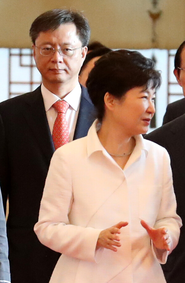 박근혜 대통령이 13일 오후 청와대에서 김재형 대법관에게 임명장을 수여한 뒤 환담장으로 이동하고 있다. 우병우 민정수석도 함께 이동하고 있다. 2016.9.13. 연합뉴스