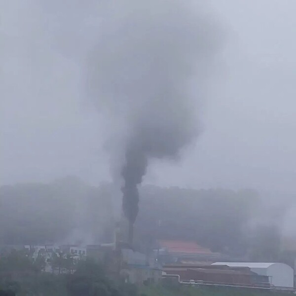  경기 연천의 SRP공장에서 매연을 뿜어내고 있다. 황의혁 제공