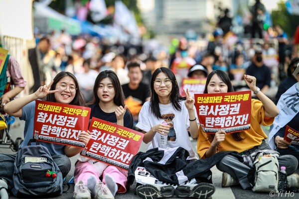  88차 촛불대행진에 참여한 시민들이 구호를 외치고 있다. 2024.5.4. 이호 작가.