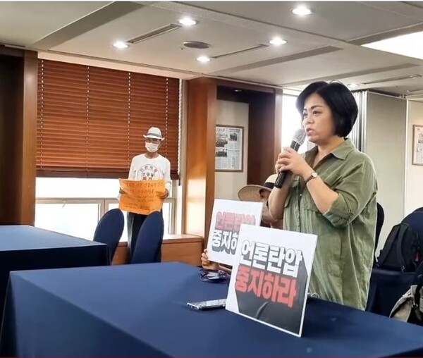 2022년 9월 1일 시민언론 더탐사가 프레스센터에서 기자회견을 할 때 질문하던 모습. 유튜브 현장 중계 영상 캡처