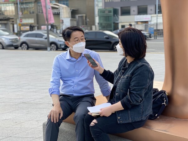 2022년 4월 9일 더불어민주당 조정식 의원을 상대로 인터뷰하는 모습. 조정식 의원실 제공