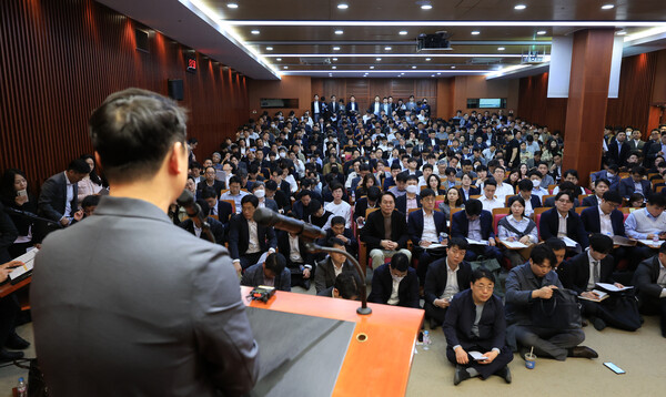  8일 오후 서울 영등포구 여의도 한국금융투자협회에서 열린 국토교통부 주최 업계 에서 김승범 국토교통부 부동산투자제도과장이 인사말하고 있다. 2024.4.8. 연합뉴스 