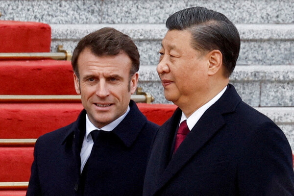 시진핑 중국 국가주석이 2023년 4월 6일 중국 베이징 인민대회당에서 에마뉘엘 마크롱 프랑스 대통령을 맞이하고 있다. 2023.4.6. 로이터 연합뉴스