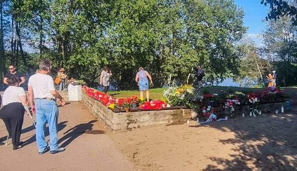 에스토니아 정부가 소련 전승기념물을 철거한 나르바강 변의 전사자 묘지에 조성한 중립적인 추념공간에서 주민들이 돌아보고 있다. 2022.8.17. TASS 연합뉴스 