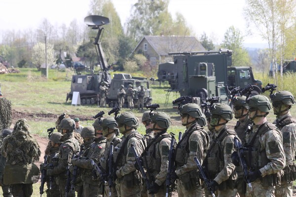 리투아니아와 폴란드군의 연합연습 '브레이브 그리핀'에 참가중인 양국군 병사들이 26일 리투아니아 알리투스 지역의 한 마을에서 작전을 하고 있다. 칼리닌그라드~러시아 간 수바우키 회랑 인근이다. 2024.4.26. AFP 연합뉴스 