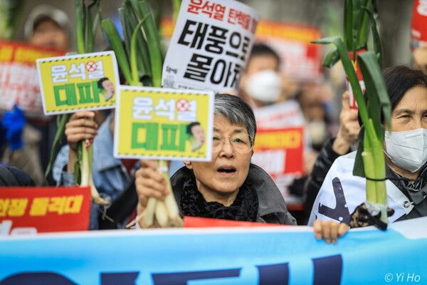 제 83차 촛불대행진이 열린 3월 30일  촛불시민들이  '대파'를 들고 "윤석열 대파" 퍼포먼스를 벌이고 있다. 2024. 03. 30. 이호 작가