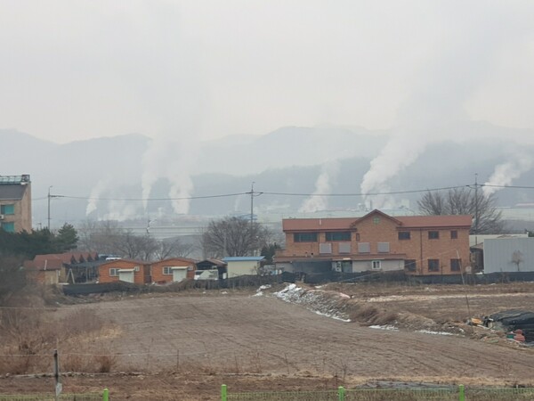 전곡읍에서 한탄강 너머로 바라다 보이는 청산면 산업단지의 매연. 사진_황의혁 씨 제공