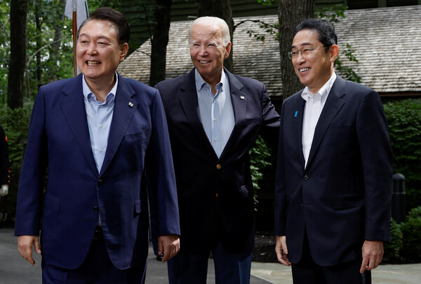 (왼쪽부터) 윤석열 대통령, 조 바이든 미국 대통령, 기시다 후미오 일본 총리가 18일(현지시간) 한미일 정상회의가 열린 미국 대통령 별장 캠프 데이비드에서 포즈를 취하고 있다. 세 정상은 이날 정상회의 후 공동기자회견에서 "한미일 관계의 새로운 장이 시작됐음을 선언한다"고 밝혔다. 2023.08.20. 로이터 연합뉴스