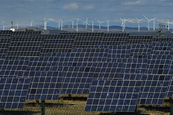 스페인 북부 나바라 지방의 작은 마을 밀라그로 근처에 설치돼 있는 태양광 패널들. 그 너머로 풍력 발전기들이 보인다. 2023.2.24. AP 연합뉴스