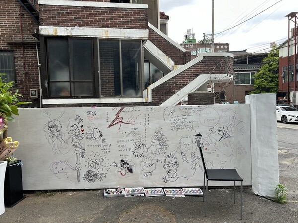 갤러리 입구 담벼락에 동료작가들이 그린 벽그림.