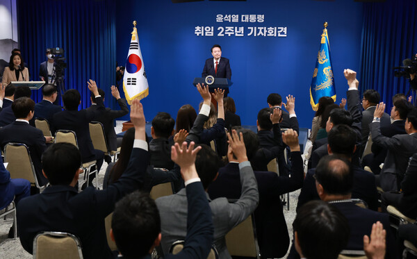 윤석열 대통령이 9일 오전 서울 용산 대통령실 청사 브리핑실에서 열린 '윤석열정부 2년 국민보고 및 기자회견'에서 취재진의 질문을 받고 있다. 2024.5.9. 연합뉴스