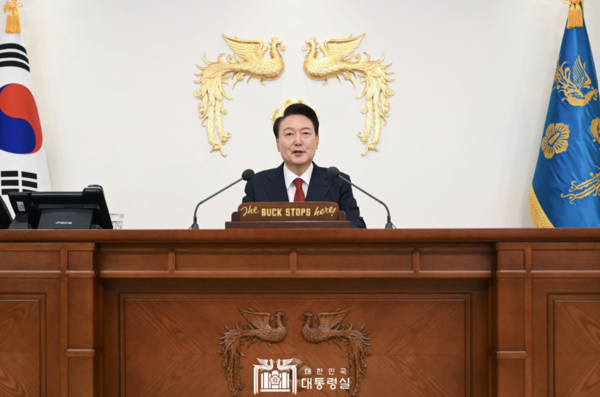 윤석열 대통령이 9일 취임 2주년 내외신 기자회견에 앞서 용산 대통령실 집무실 책상에서 국민보고를 하고 있다. 2024.5.9. 대통령실 제공