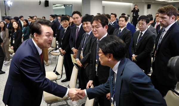 윤석열 대통령이 9일 오전 서울 용산 대통령실 청사 브리핑실에서 열린 '윤석열정부 2년 국민보고 및 기자회견'을 마친 뒤 취재진과 인사하고 있다. 2024.5.9. 연합뉴스